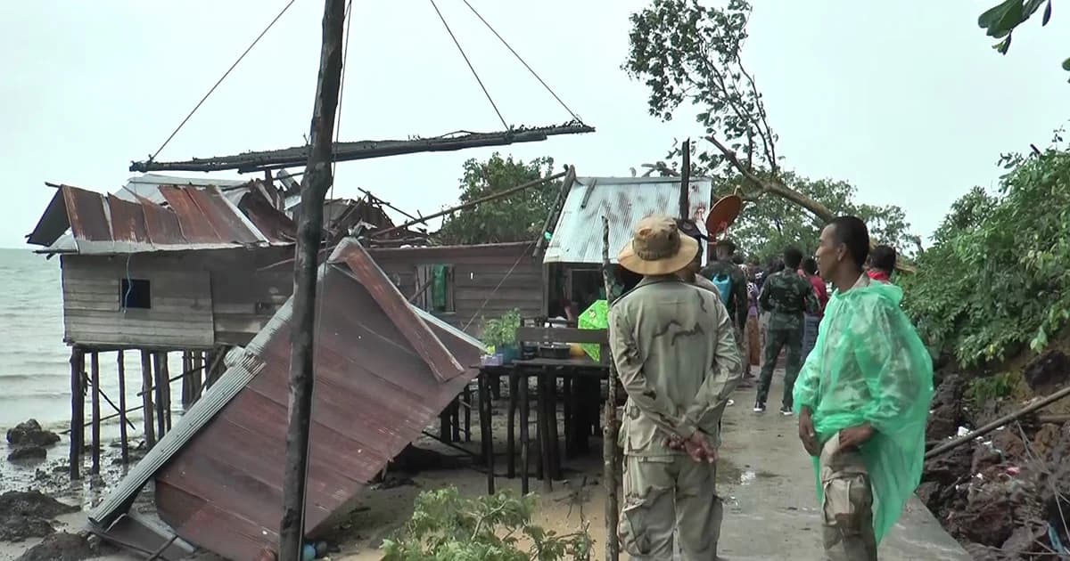ระนองระดมกำลังลงเรือ ช่วยชาวบ้านบนเกาะสินไหถูกพายุพัดเสียหายหนัก