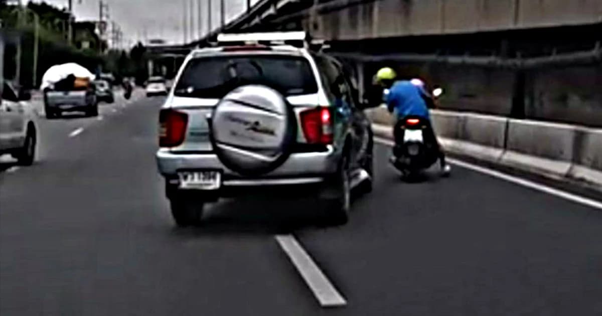 โลกโซเชียล รุมประณาม รถยนต์พยายามชน จยย.ที่มีเด็กนั่งมาด้วย