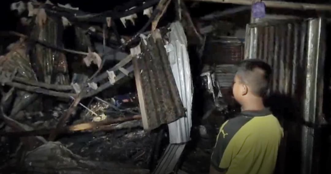 ไฟไหม้บ้าน ด.ช.วัย 12 ปี อยู่ลำพัง อุปกรณ์การเรียน เสื้อผ้า วอดไม่เหลือ