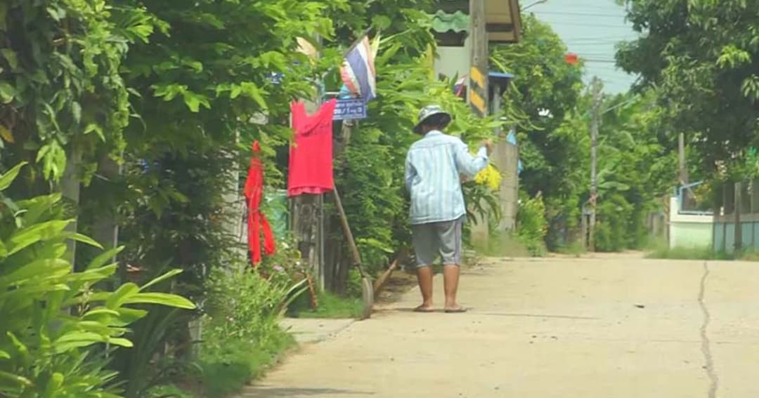 ผวาทั้งบาง ! ชาวพิมายแห่แขวนเสื้อแดงไล่ผีแม่ม่าย