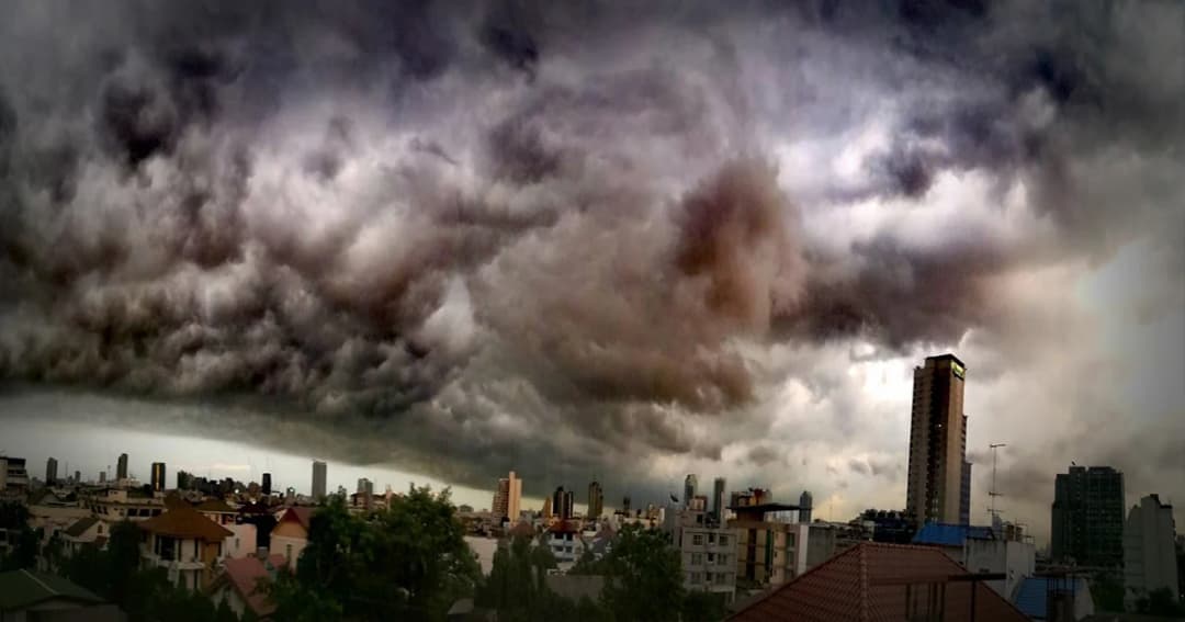 กรมอุตุฯ เตือน ! ฝนตกถล่มหนัก 40 จังหวัดทั่วไทย ระวังน้ำท่วมฉับพลัน