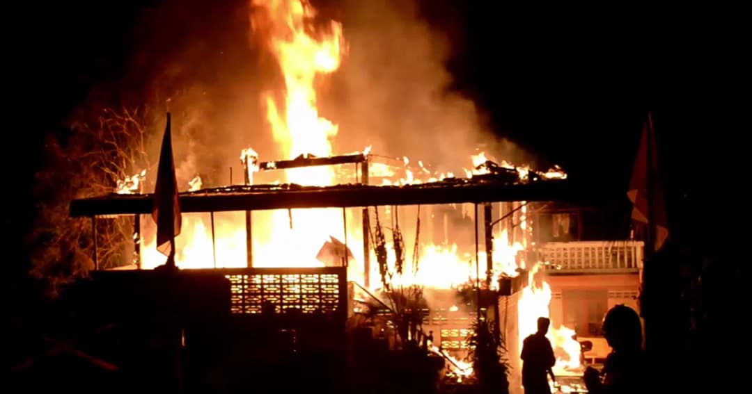 ไฟไหม้วอดบ้านไม้สัก คลอกเจ้าของบ้านสาหัส สูญหาย 1 ราย