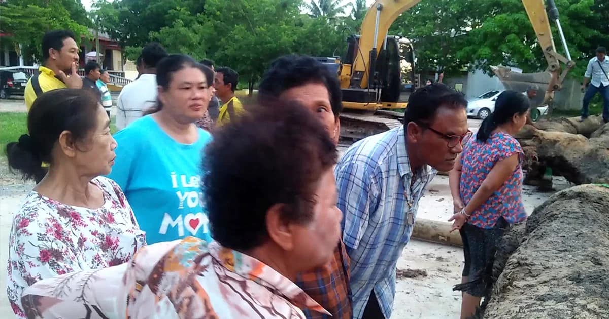 นักเสี่ยงโชคอ่างทอง แห่ขอเลขเด็ดตะเคียนอายุกว่า 900 ปี