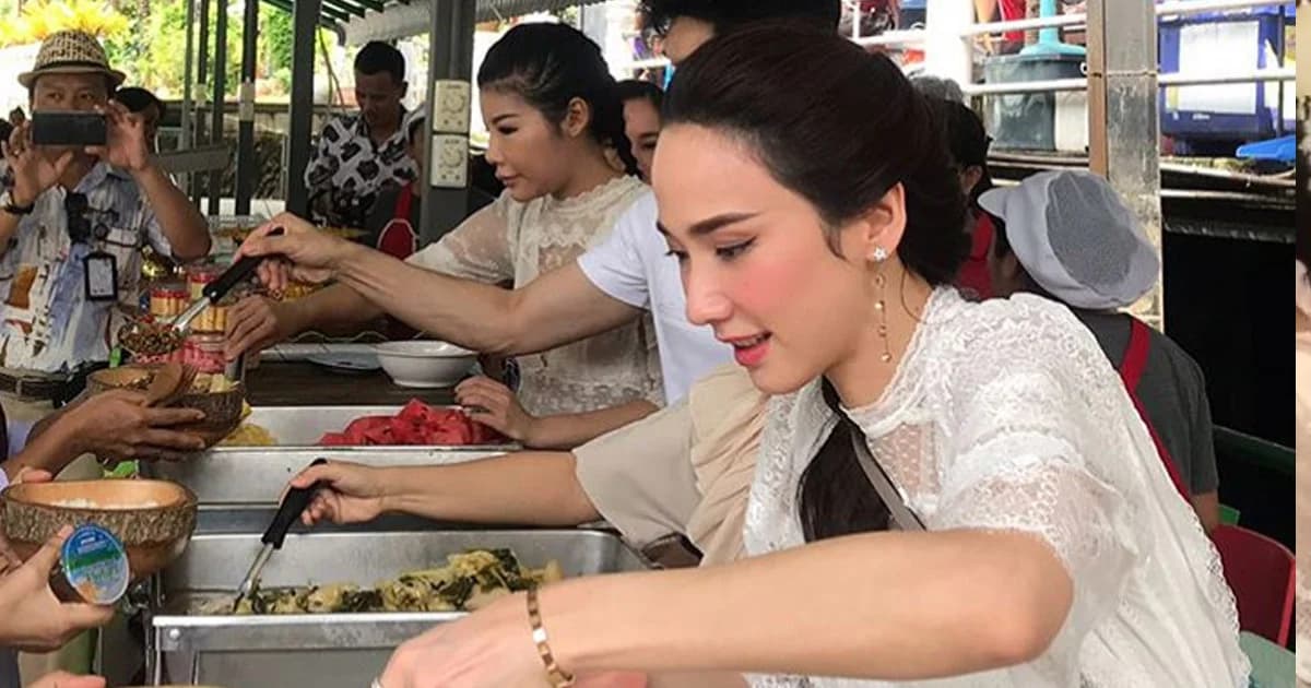 สวยใจบุญ! “อั้ม พัชราภา” พร้อมเพื่อนดาราทำบุญใหญ่วัดท่าไม้