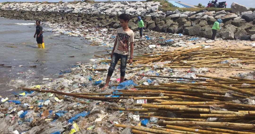 นักท่องเที่ยวหาย หลังขยะนับล้านเกยเต็มหาด เมืองชลบุรี