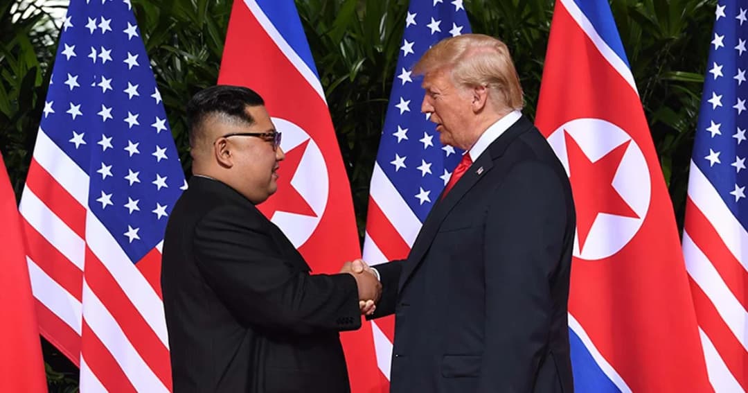 ภาพประวัติศาสตร์โลก ! “ทรัมป์-คิม” สัมผัสมือกันครั้งแรก เดินหน้าคลายข้อขัดแย้ง