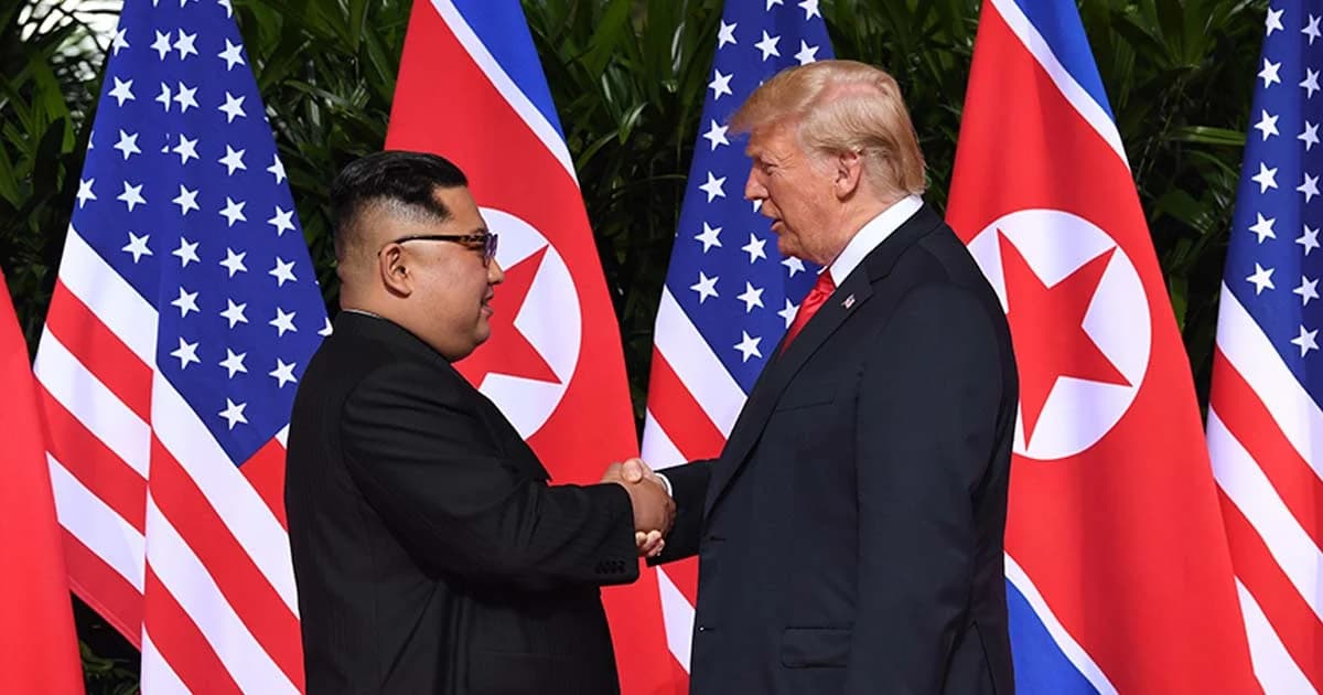 ภาพประวัติศาสตร์โลก ! “ทรัมป์-คิม” สัมผัสมือกันครั้งแรก เดินหน้าคลายข้อขัดแย้ง