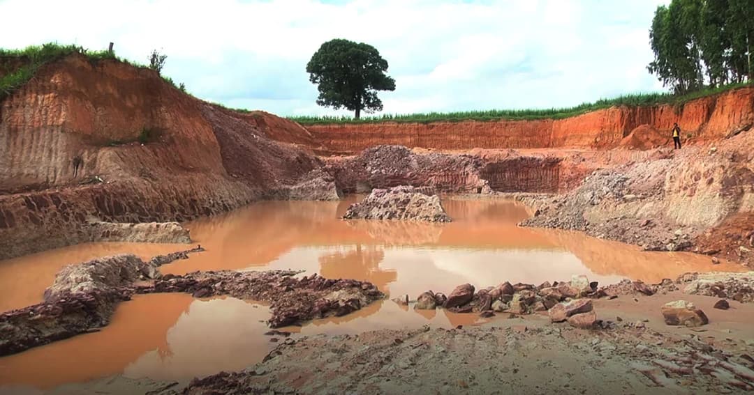 ชาวบ้านโวย ! นายทุนลอบขุดดินหลวงขาย สูญกว่า 30 ล้านบาท