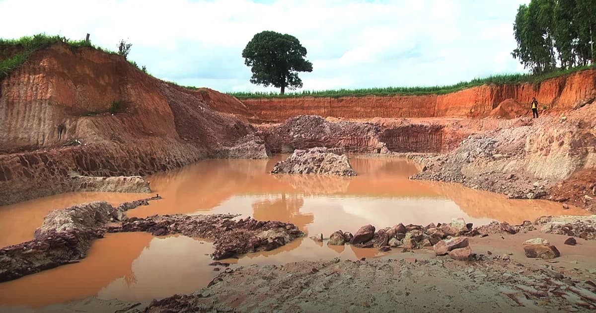 ชาวบ้านโวย ! นายทุนลอบขุดดินหลวงขาย สูญกว่า 30 ล้านบาท