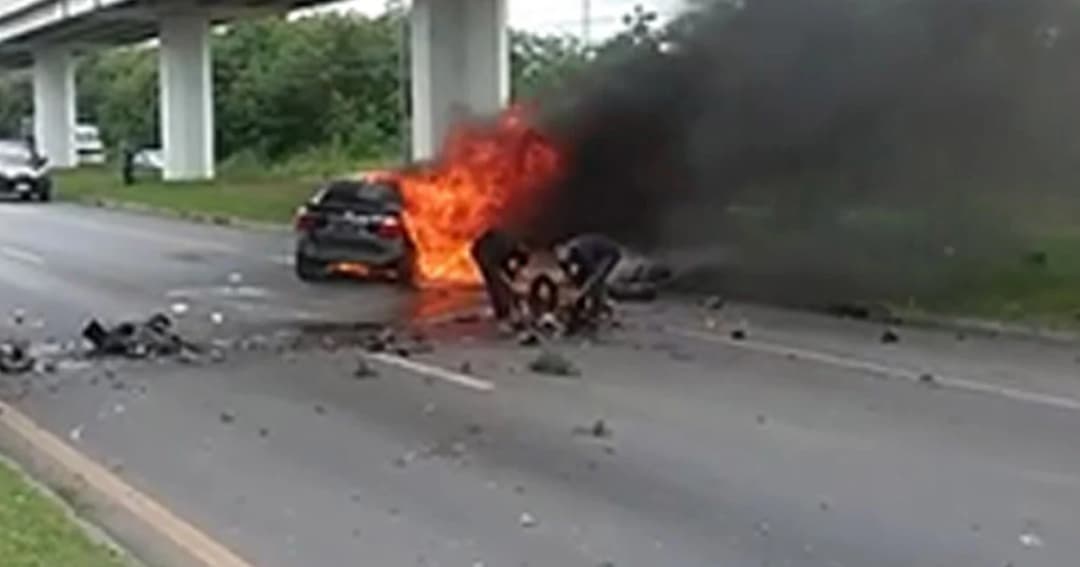 ระทึก! พลเมืองดีดึงร่างสาวพร้อมเด็กเล็ก 2 คน ออกจากเก๋งไฟลุกท่วม