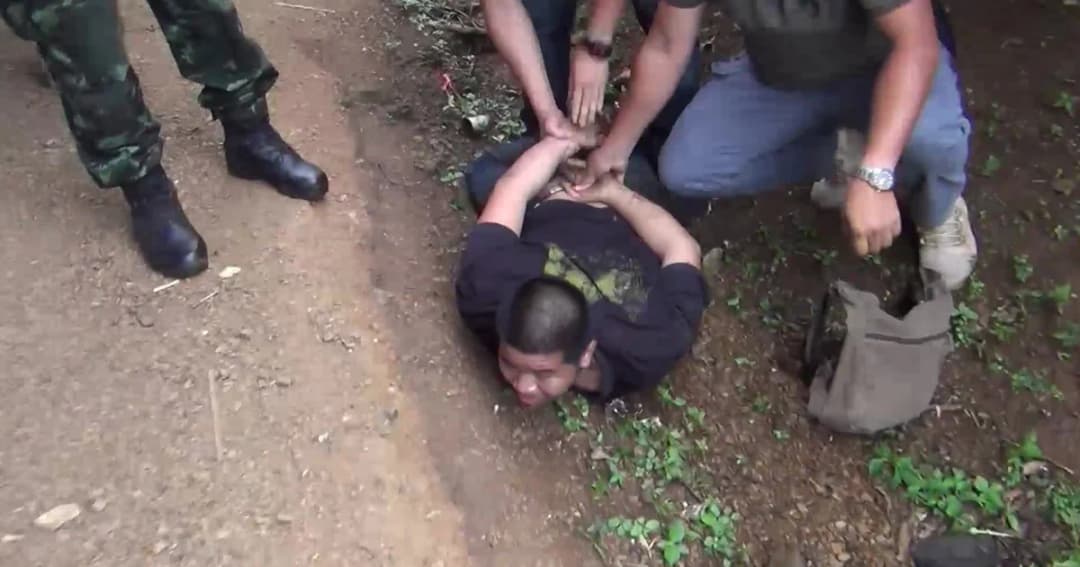 ทหารบุกจับโจ๋กร่างพกปืน ซิ่งจยย. ขายยาบ้า