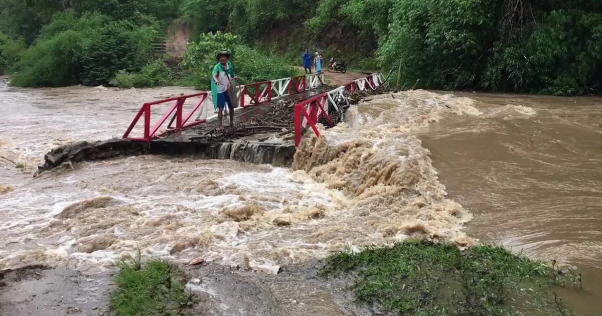 น้ำป่าถล่ม ‘อมก๋อย’ ซัดสะพานขาด ชาวบ้านเดือดร้อนหนัก