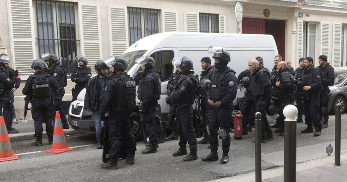 ตำรวจฝรั่งเศสบุกชาร์จมือปืน หลังจับตัวประกัน 2 คน