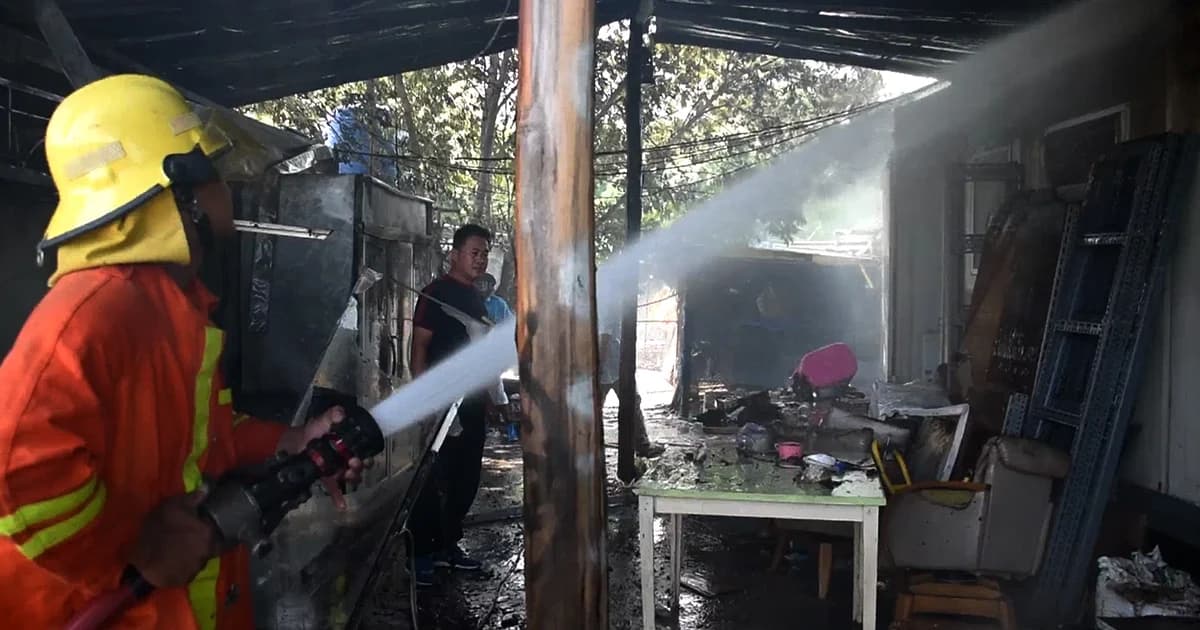 หนีตาย! ไฟไหม้แคมป์คนงาน เมืองอยุธยา สูญ 5 แสนบาท