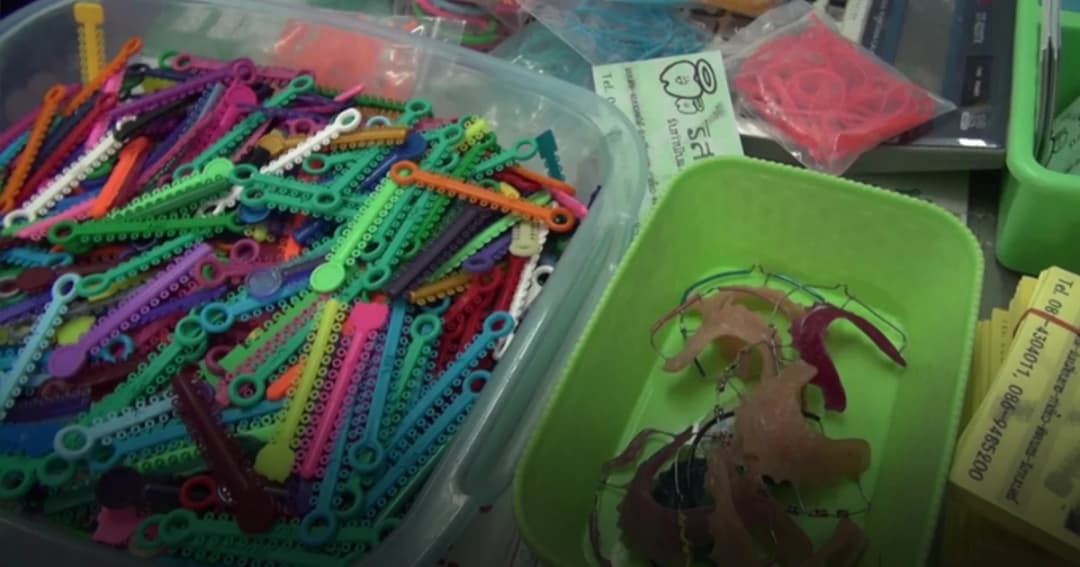 บุกจับ “ร้านจัดฟันเถื่อน” เปิดขายกิ๊ฟช็อปบังหน้ากลางเมืองหาดใหญ่