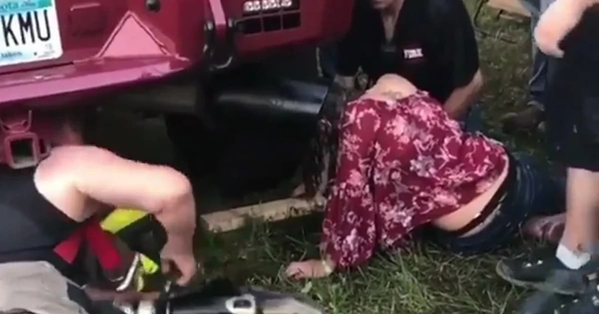 ชาวเน็ตงง สาวอเมริกันหัวติดอยู่ในท่อไอเสียรถได้อย่างไร !?