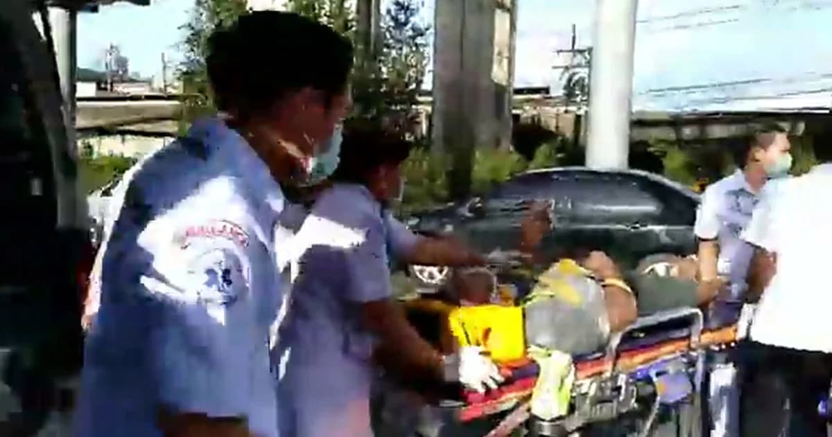 คนงานก่อสร้างพลัดตกจากสถานีรถไฟฟ้าบางนา ลงบนถนน