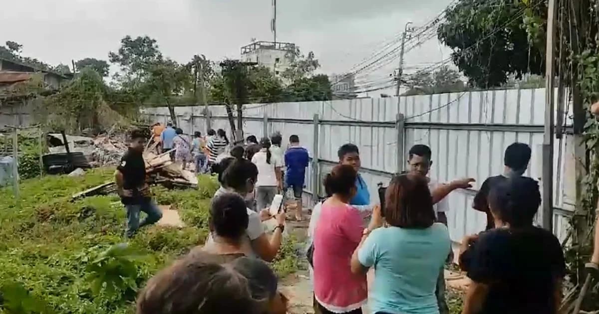 เดือดร้อน ! ชาวบ้านกว่า 70 ครัวเรือน ถูกปิดทาง ต้องปีนกำแพงเข้าออก