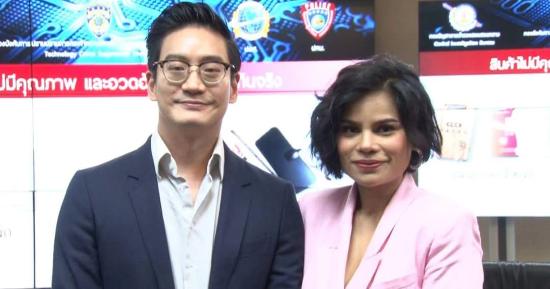 ‘หมอโอ๊ค-โอปอล์’ ร่วมแถลงข่าวหลังตำรวจทลายโกดังสินค้าไม่ได้คุณภาพ