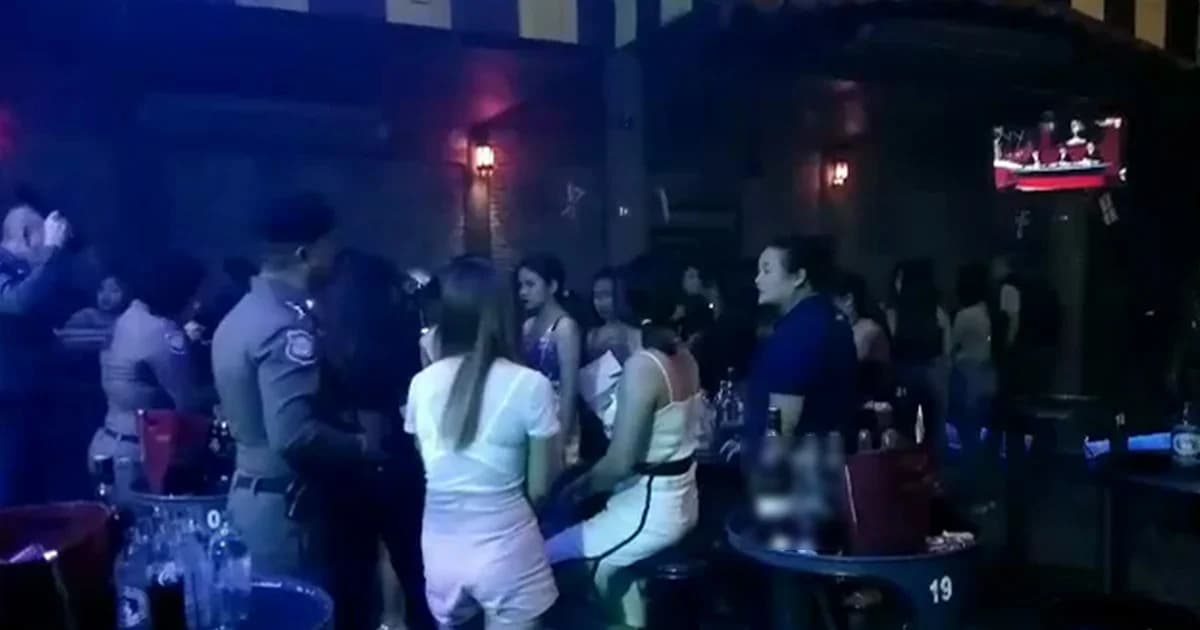 บุกตรวจผับพัทยา พบยาเสพติดอื้อ ตรวจนักเที่ยวเจอฉี่ม่วง 19 ราย