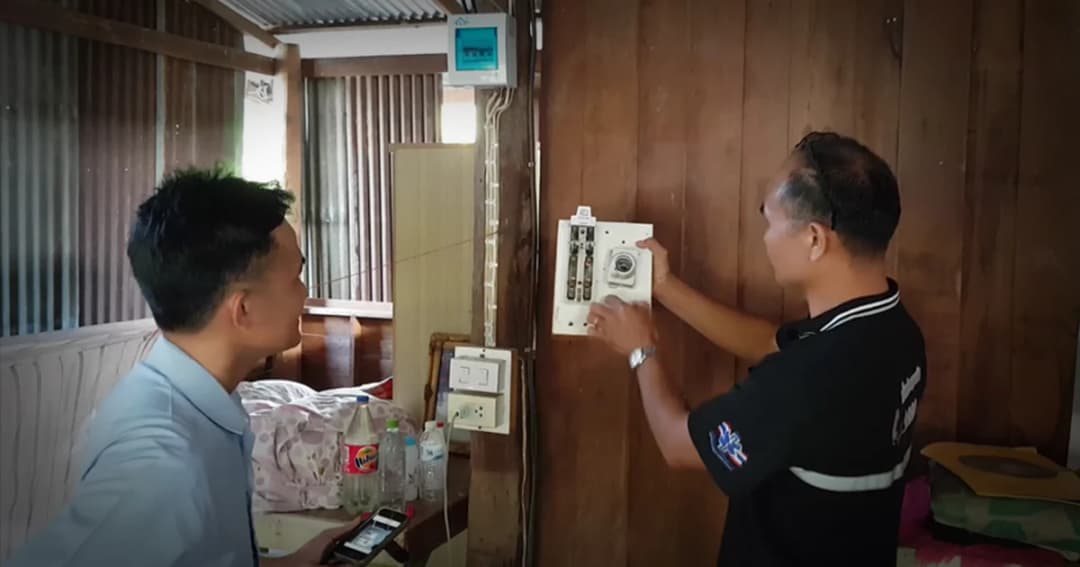 ชาวบ้านร้อง ! ถูกมิจฉาชีพอ้างเป็นพนง.การไฟฟ้าฯ หลอกติดตั้งเครื่องตัดไฟราคาแพง