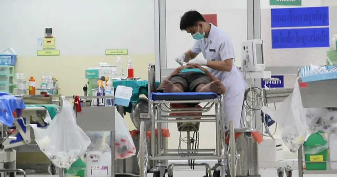 หนุ่มเมาคลั่ง คว้ามีดไล่แทงพ่อเลี้ยง แต่ถูกแทงสวนกลับ ดับคาที่