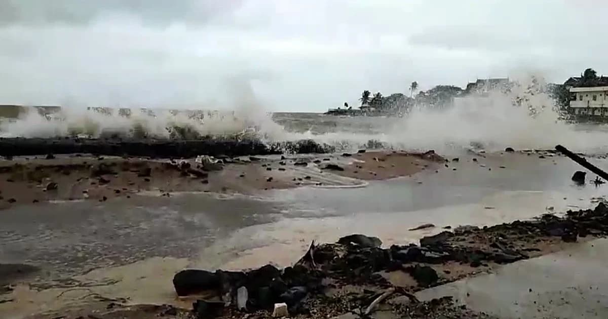 คลื่นซัดถล่ม ‘ชายหาดเกาะคอเขา’ เสียหาย น้ำเข้าท่วมบ้านเรือน ปชช.