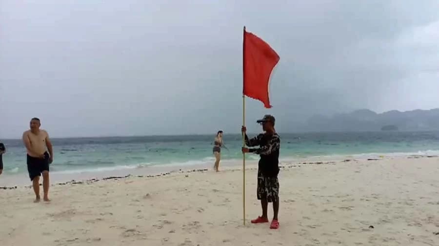‘กระบี่’ เตือน ปชช. เฝ้าระวังพื้นที่เสี่ยง ทางทะเลปักธงแดง ‘ห้ามเล่นน้ำ’