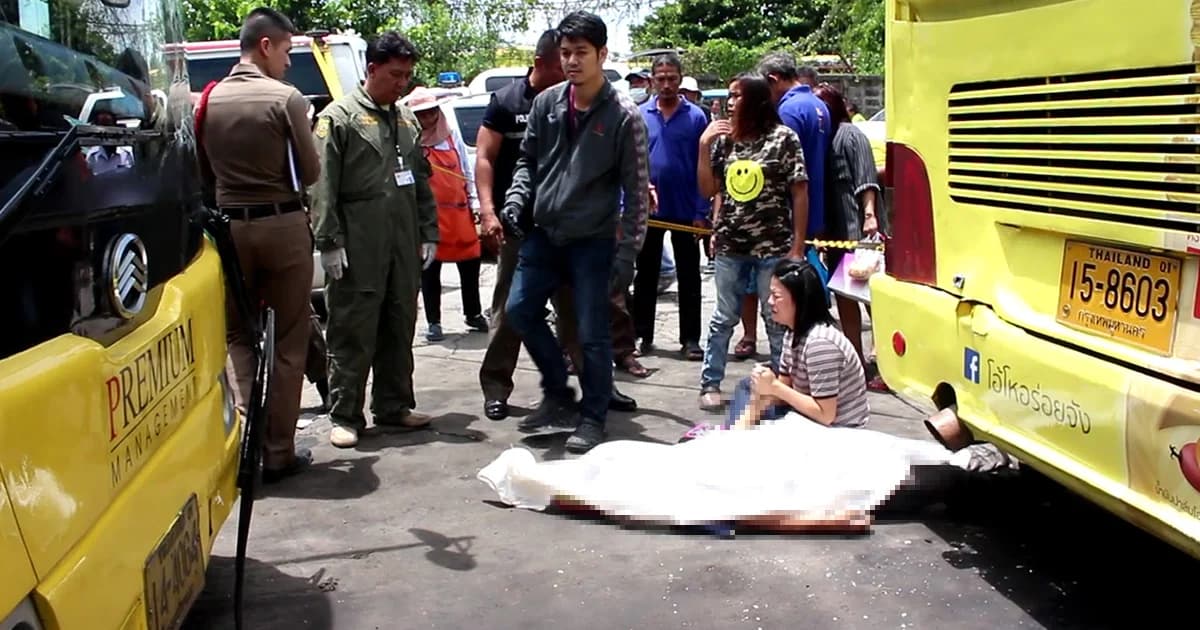 สลด! รถเมล์ไหลทับหนุ่มช่างแอร์ ดับคาอู่ ย่านรังสิต