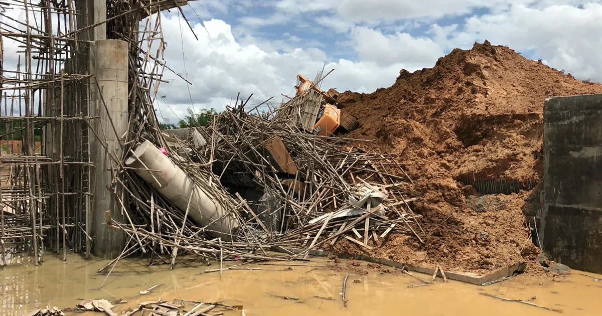 ประตูน้ำ ‘คลองห้วยแร้ง’ ถล่ม หลังก่อสร้างเพียง 6 เดือน คนงานเจ็บ 1 ราย