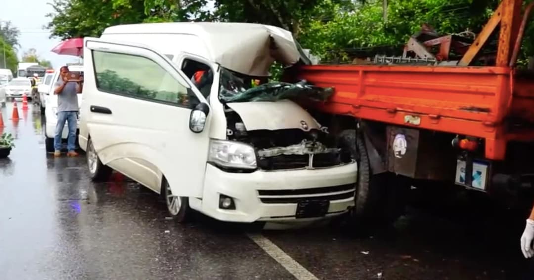 สลด! รถตู้คณะ ‘ลำไย ไหทองคำ’ ชนท้ายรถบรรทุกยับ หัวหน้าวงแบ็กอัพดนตรีเสียชีวิต