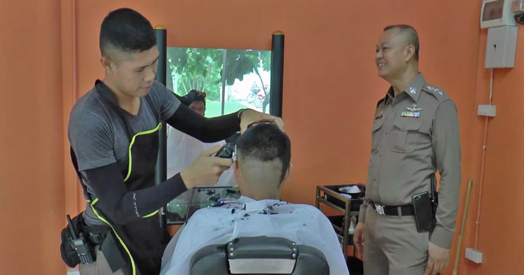 ผกก.เมืองนนท์ไอเดียเก๋ เปิดร้านตัดผมทรงตำรวจ 20 บาท ให้ลูกน้องมีรายได้-ลดภาระ คชจ.