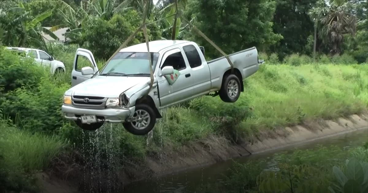 หนุ่มรับเหมาสุดเซ็ง ! ลืมดึงเบรกมือ กลับมาอีกทีรถยนต์ไหลตกคลองชลประทาน