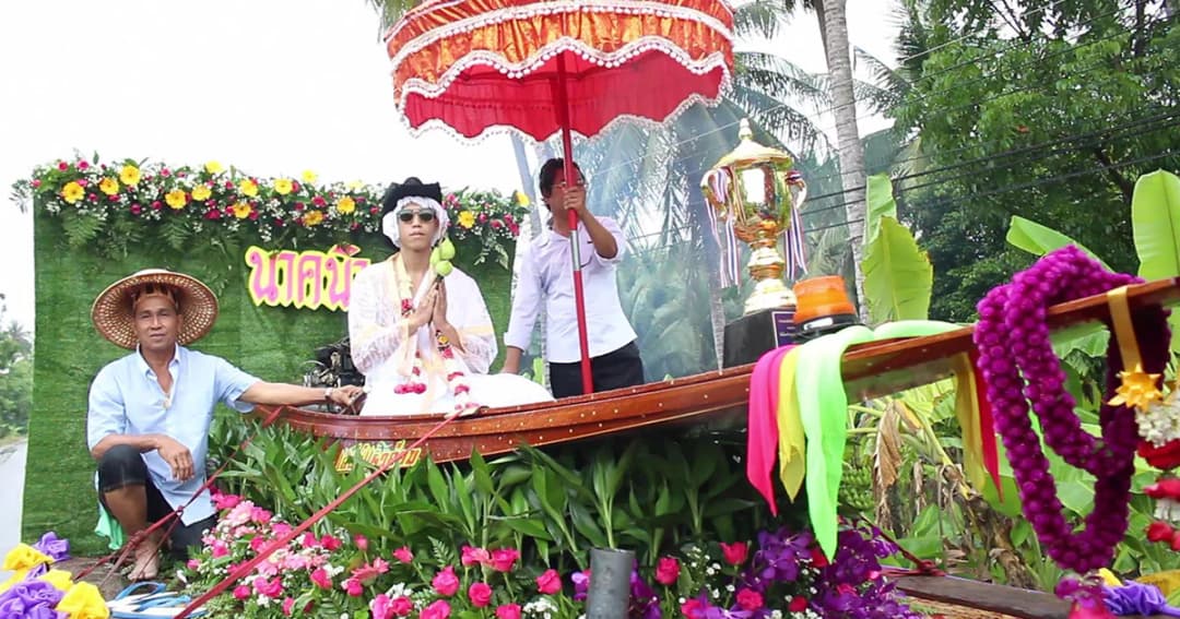 สุดแปลก! พ่อนาคสุดทุ่ม จัดขบวนเรือเร็วแห่นาคงานบวชลูกชาย