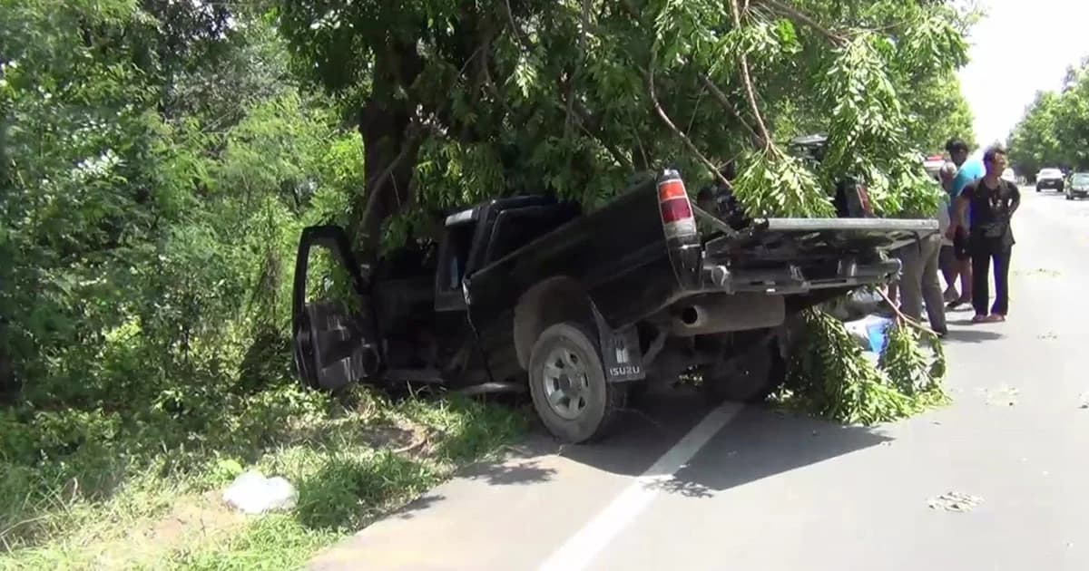 หนุ่มใหญ่เกิดเป็นโรควูบ ขับรถชนต้นไม้เสียชีวิตคาที่