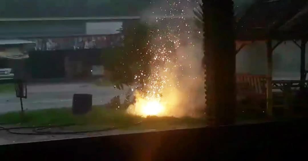 นาทีระทึก ! สายไฟฟ้าแรงสูงขาดลงดิน ไฟลุกท่วม หลังพายุถล่มใน จ.ตรัง