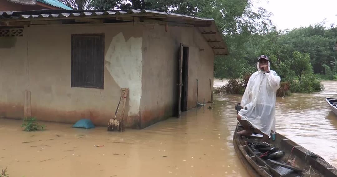 ฝนถล่มระนองต่อเนื่องน้ำป่าทะลักเข้าหมู่บ้าน ชาวบ้านรีบเก็บของหนี