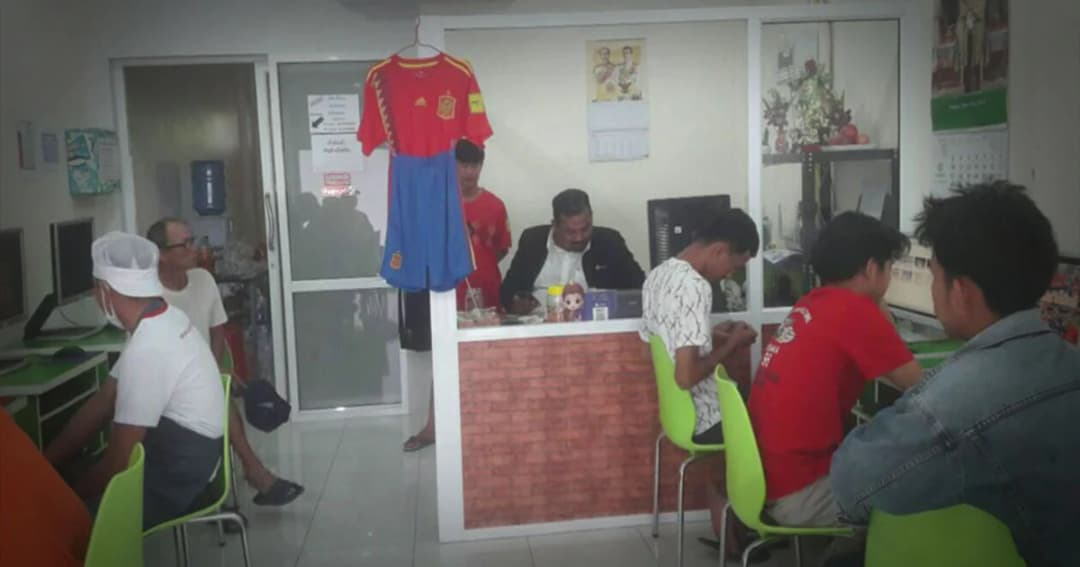 ตร.บุกจับโต๊ะบอล “เฮียหมู” เมืองนางรอง รวบ 6 พนักงานนั่งกาโพยคาโต๊ะ