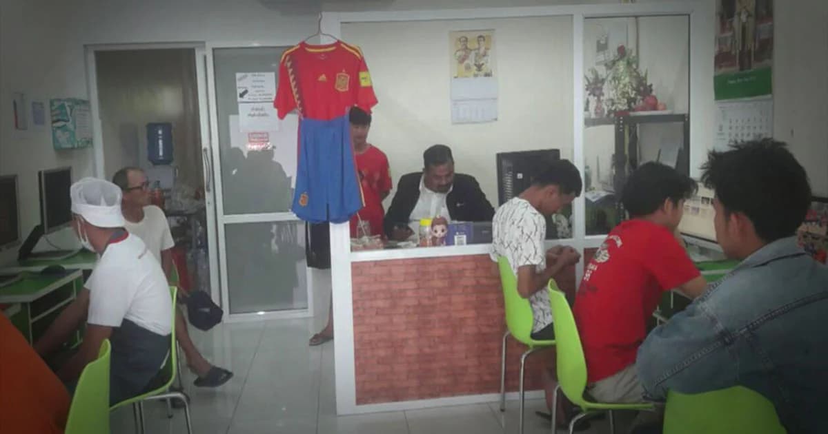 ตร.บุกจับโต๊ะบอล “เฮียหมู” เมืองนางรอง รวบ 6 พนักงานนั่งกาโพยคาโต๊ะ