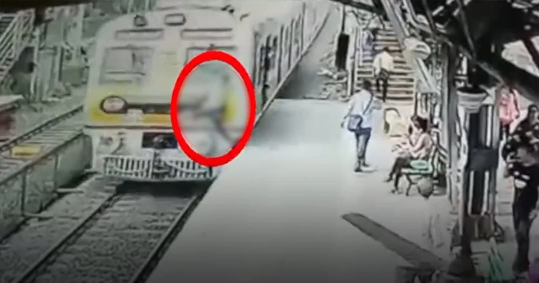 เปิดคลิป หนุ่มอินเดียคิดสั้นกระโดดตัดหน้ารถไฟ ถูกทับดับคาที่