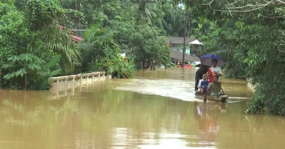 ระนองอ่วม! ตำบลปากจั่นฝนตกหนัก น้ำป่าทะลักจมบาดาลนับร้อยครัวเรือน