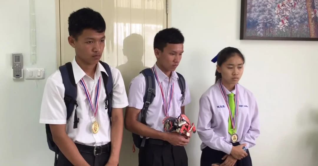 ช่วยเด็กไร้สถานะไปแข่งขันหุ่นยนต์ที่ฮ่องกง