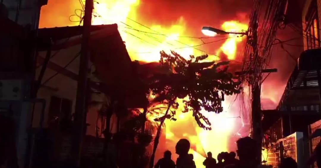 ไฟไหม้กลางเมืองชลบุรี เบื้องต้นวอดไปแล้ว 11 หลัง