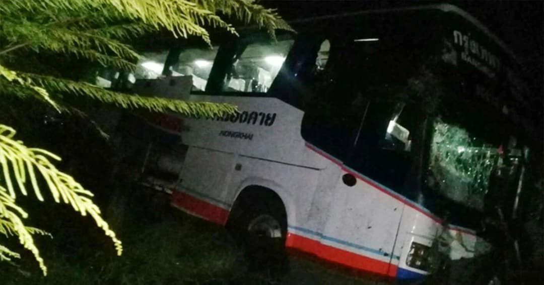 ระทึกกลางดึก ! รถบัสโดยสาร หนองคาย-กรุงเทพฯ เสียหลักตกข้างทางเจ็บนับสิบ