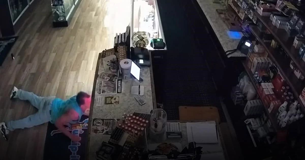 โจรหัวใส! หลบกล้องวงจรปิดด้วยยุทธวิธี “คืบคลาน” ขโมยของในร้าน