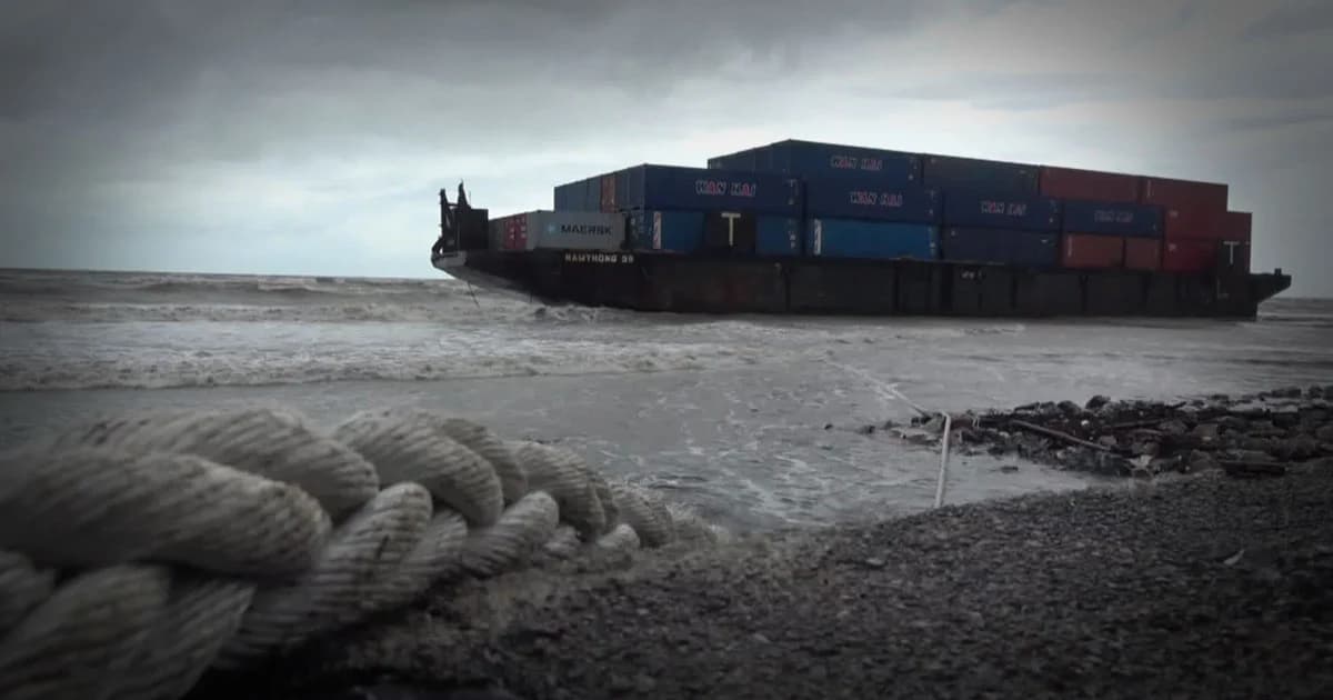 จนท.เร่งกู้เรือบรรทุกตู้คอนเทนเนอร์ สมอขาด คลื่นซัดเกยหาด จ.สตูล