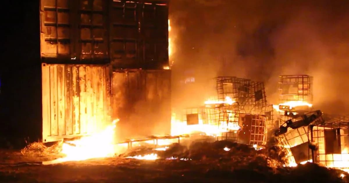 เหลือแต่ซาก! เพลิงปริศนาไหม้โกดังเก็บสินค้ามือสองบางละมุง เสียหายกว่า 2 ล้าน