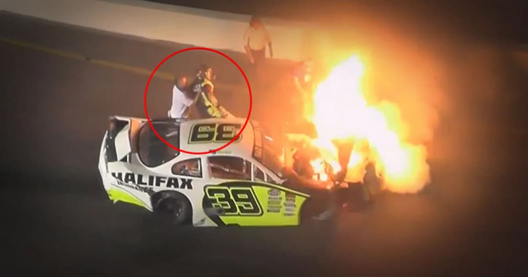 ชื่นชมพ่อฮีโร่ ! วิ่งฝ่าสนาม ช่วยลูกชายออกมาจากซากรถแข่ง ขณะไฟลุกท่วม