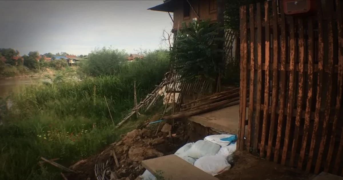ชาวบ้านกรุงเก่าผวา ! ตลิ่งทรุดตัวสูง 4 เมตร หวั่นบ้านไหลลงน้ำไร้ที่อยู่