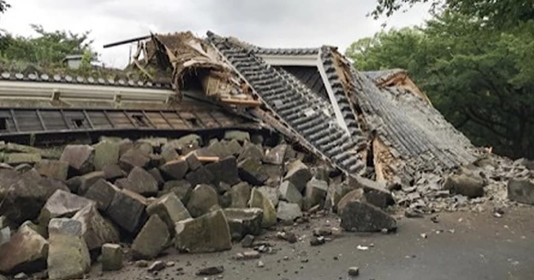 ปราสาทในคุมาโมโตะพังทลายซ้ำแผ่นดินไหว หลังเจอพายุฝนถล่ม